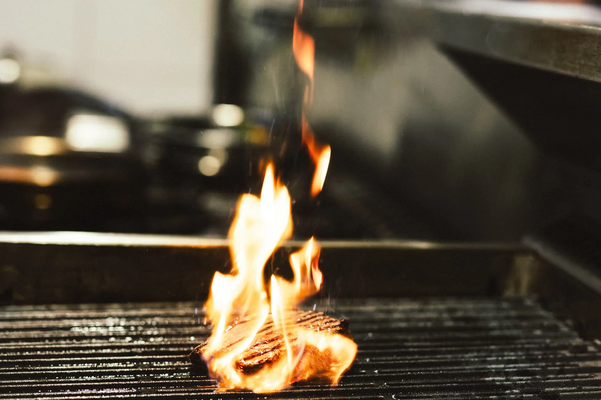Steak über offener Flamme auf dem Grill